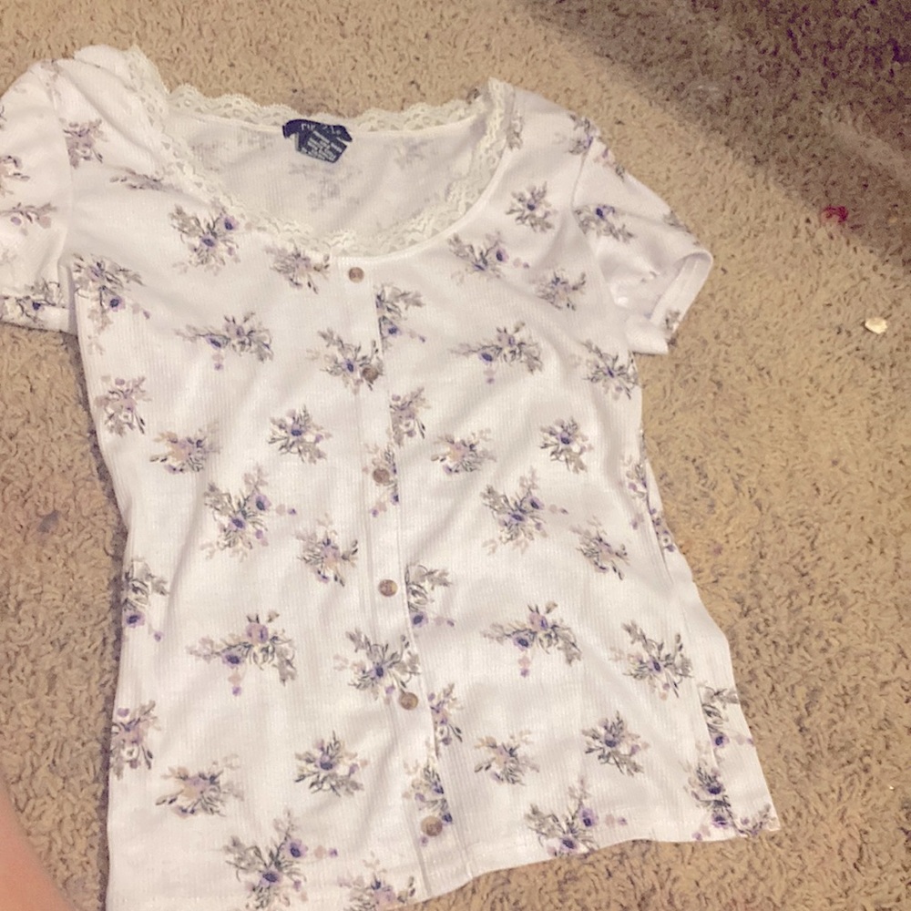 It is a normal rue 21 te shirt crop top